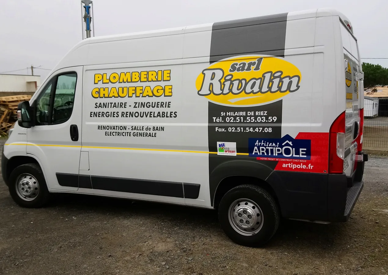 Photo du camion de la SARL Rivalin, plombier chauffagiste à Saint-Hilaire-de-Riez