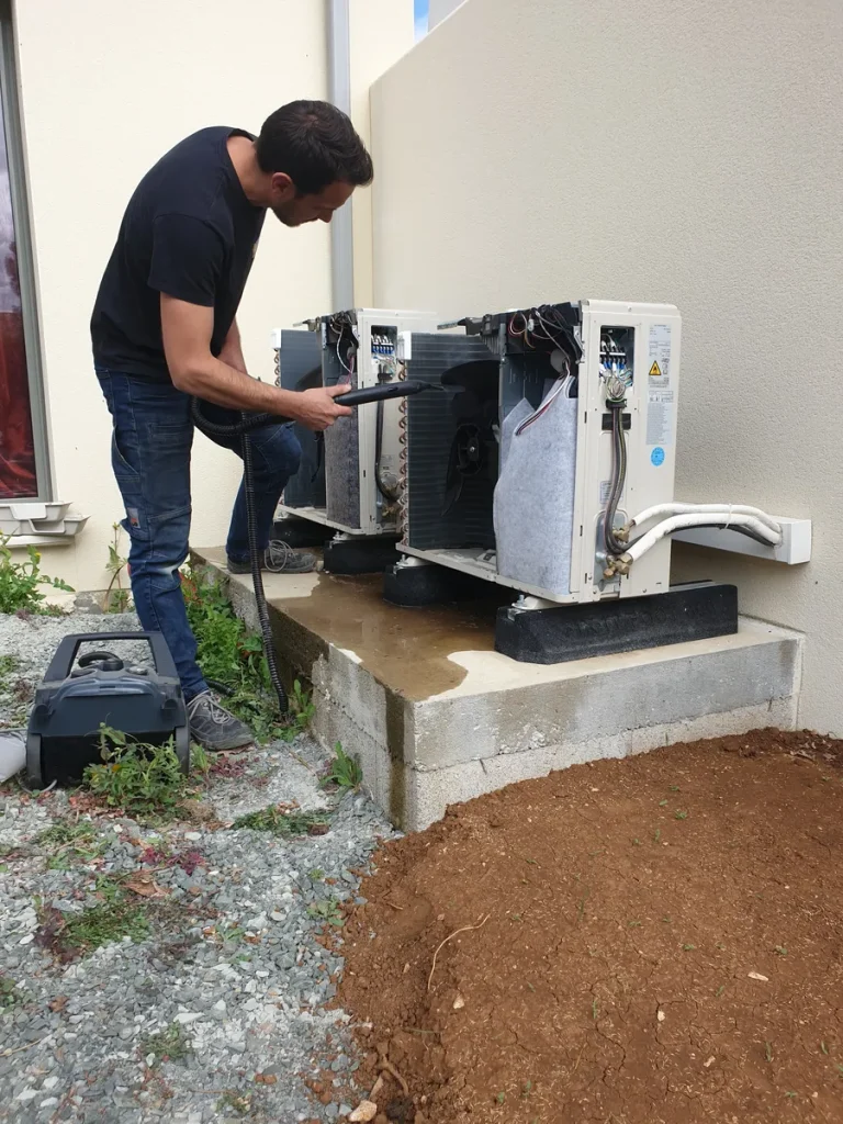 Réalisation d'entretien de pompe à chaleur par AM SAS, électricien, plombier, chauffagiste à Courlay