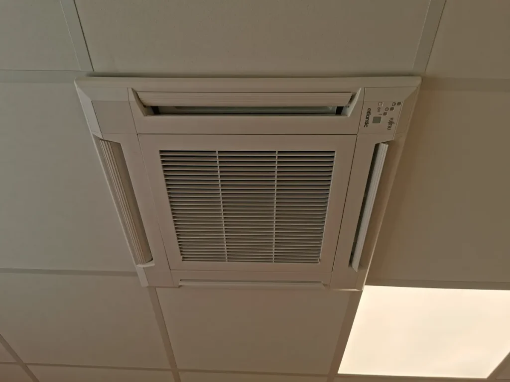 Réalisation d'entretien de pompe à chaleur par AM SAS, électricien, plombier, chauffagiste à Courlay